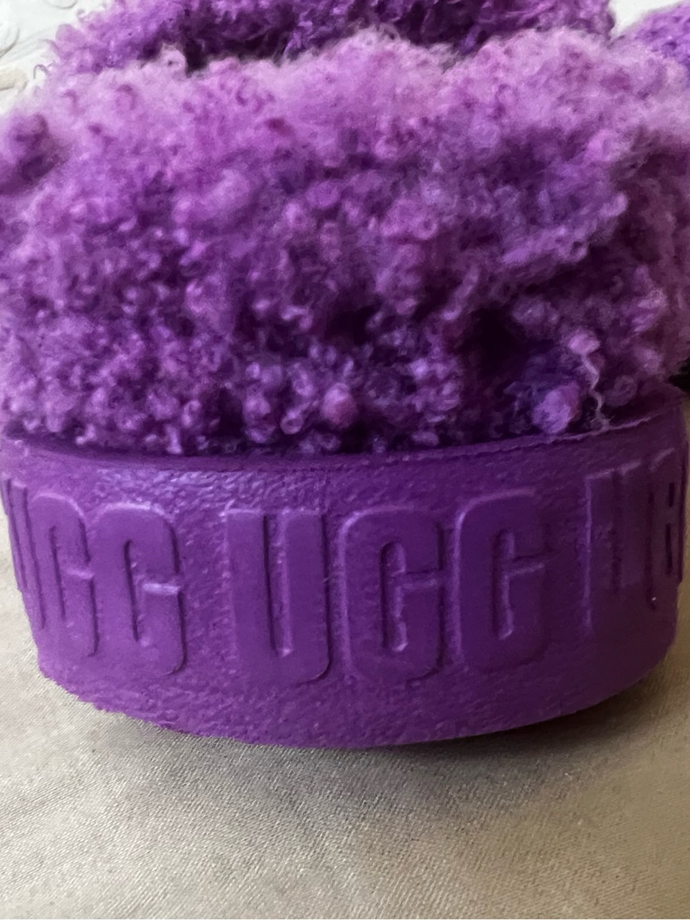 UGGS Fuzzy Slide Sandals W9 - Picture 6 of 9